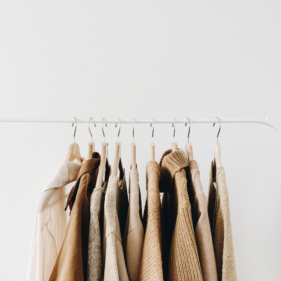 Comment concevoir une garde-robe minimaliste qui défie les tendances
