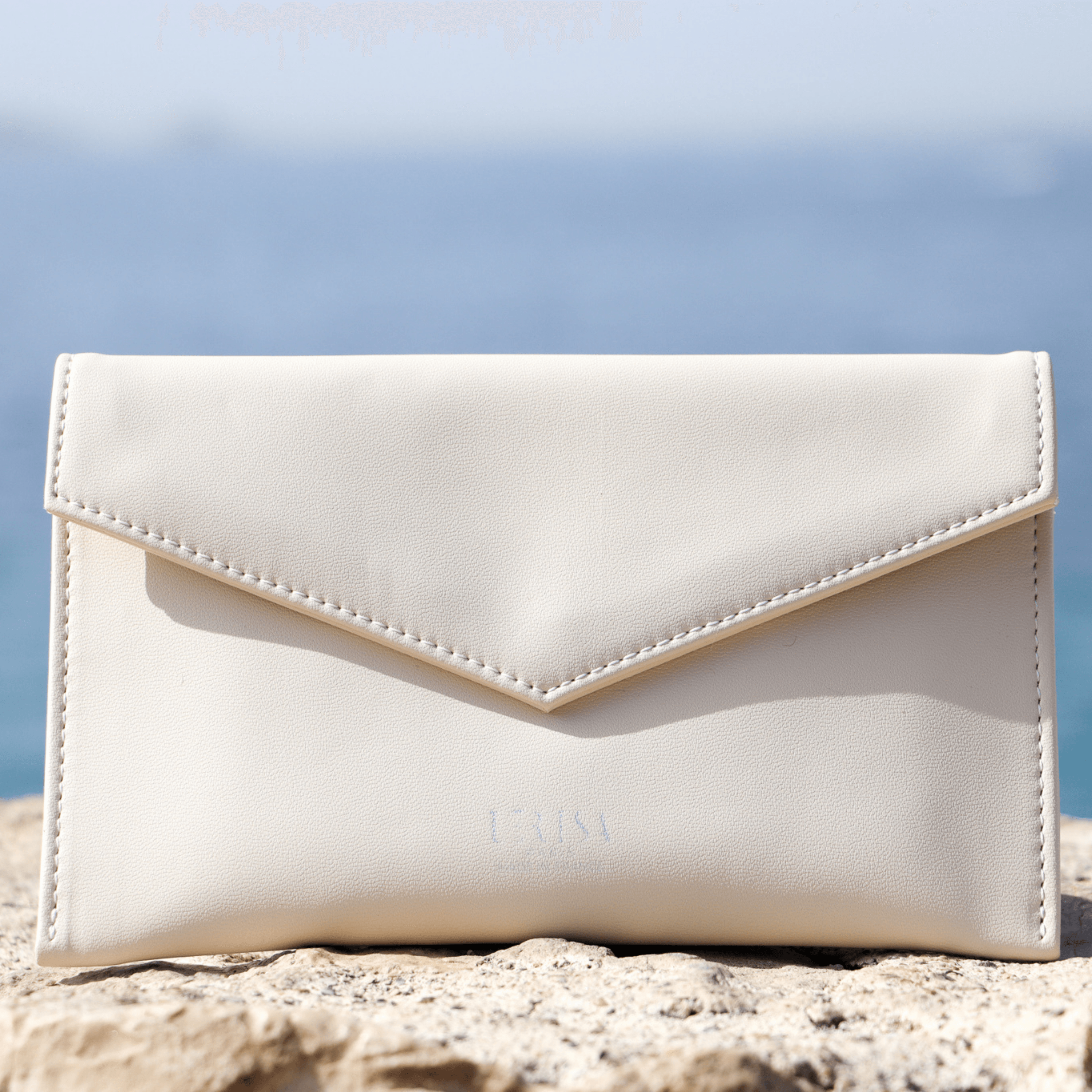 Pochette éco-responsable pour femme⎮ Chic, éthique et vegan ⎮ Pochette fabriquée en France, en matières végétales, naturelles et recyclées.  Maroquinerie éco-responsable et fabriquée en France. Beige